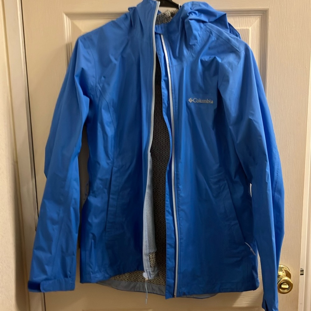 Womenโs Omni-Tech AmpliDry Shell Rain Jacket Size M